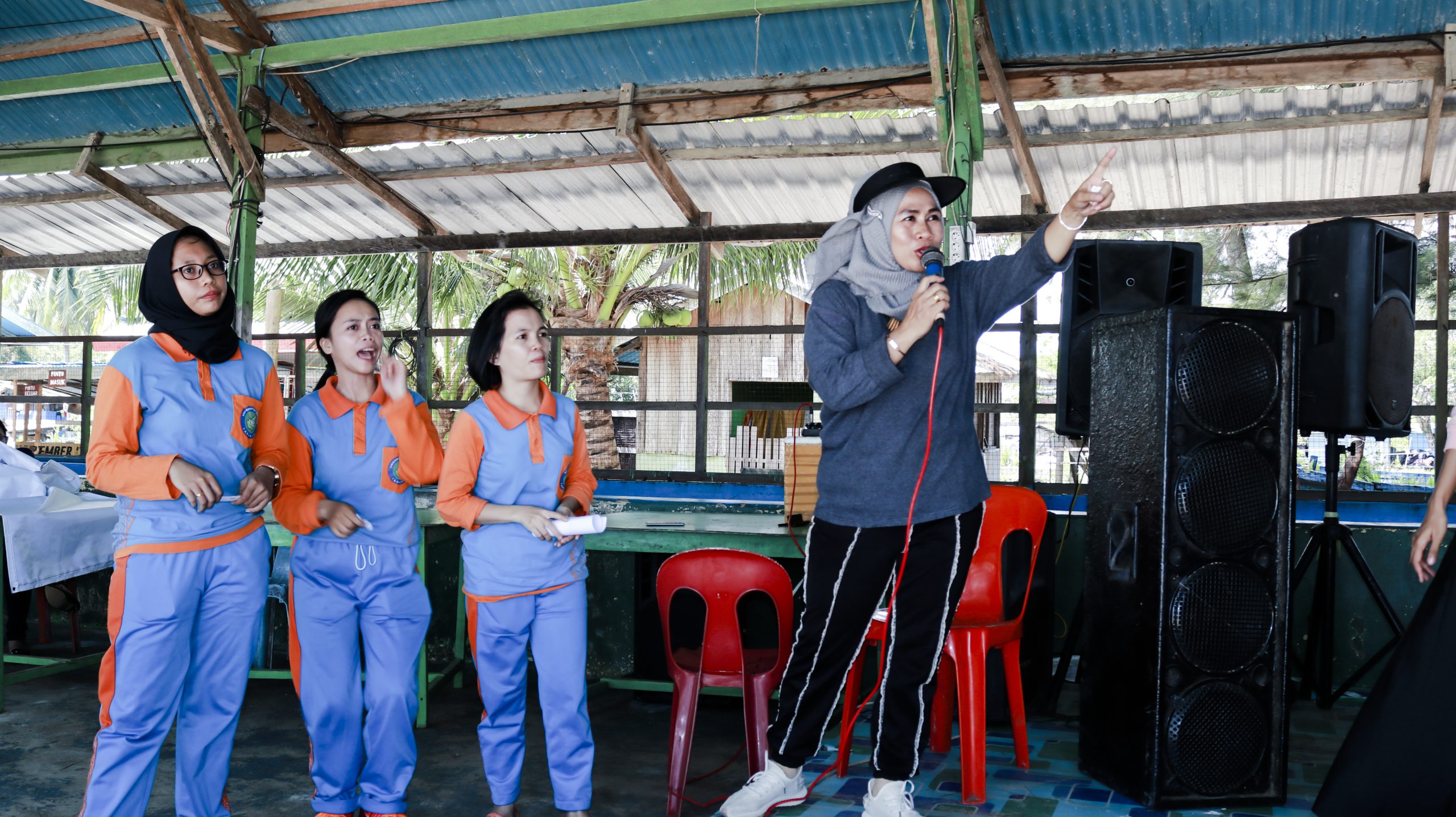 Terlihat bersemangat Ibu Rahmi turut ikut serta memimpin Fun Games